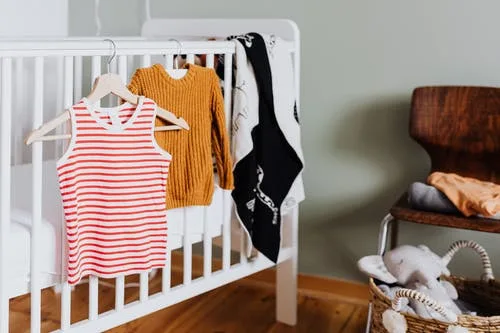 baby en kinderkleertjes als cadeau