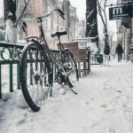 veeg de sneeuw van de stoep af