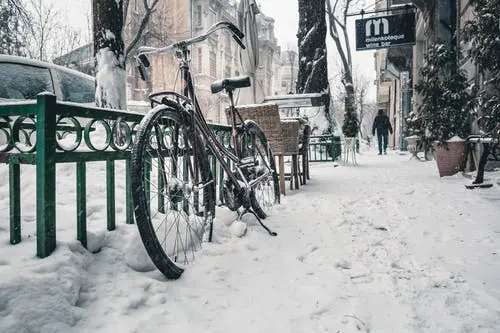 veeg de sneeuw van de stoep af