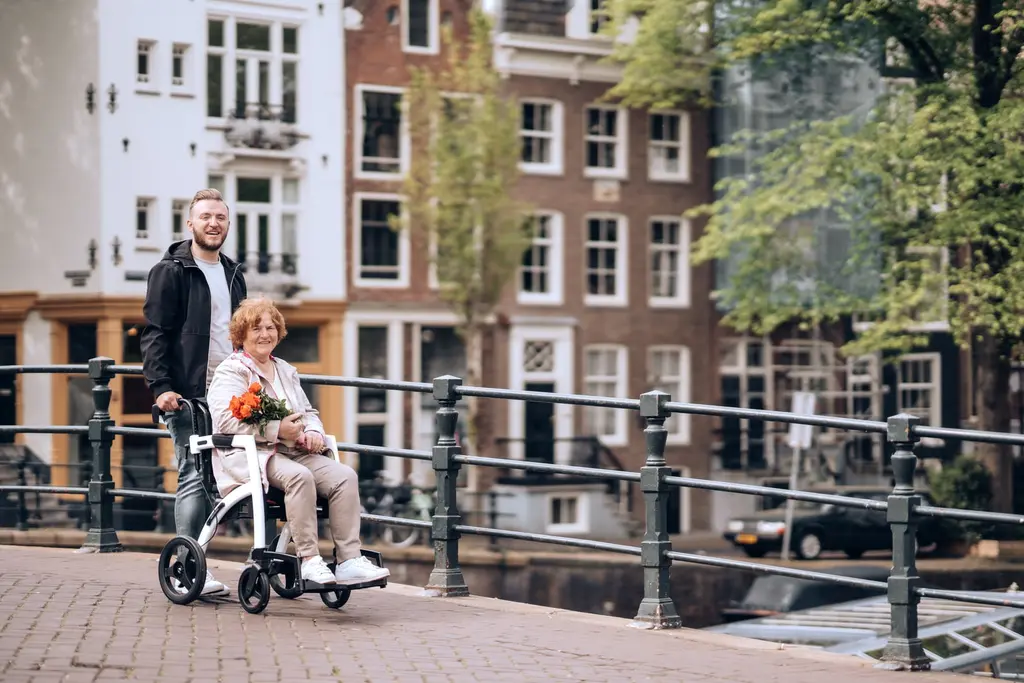 een rollator en rolstoel in één