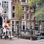 een rollator en rolstoel in één