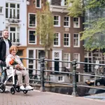 een rollator en rolstoel in één