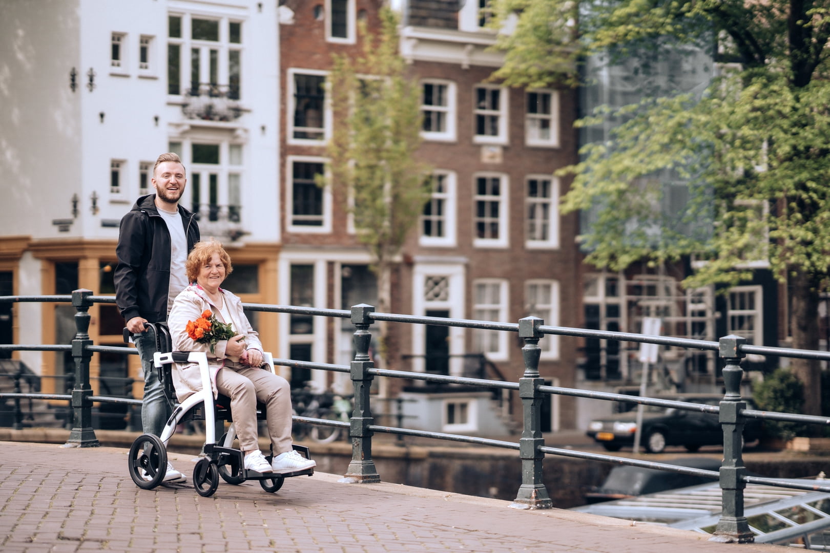 een rollator en rolstoel in één
