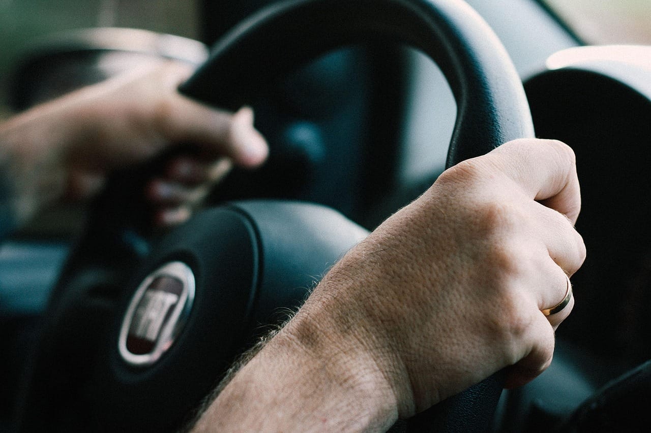 Waarom autoverzekeringen vaak duurder worden na je 65e