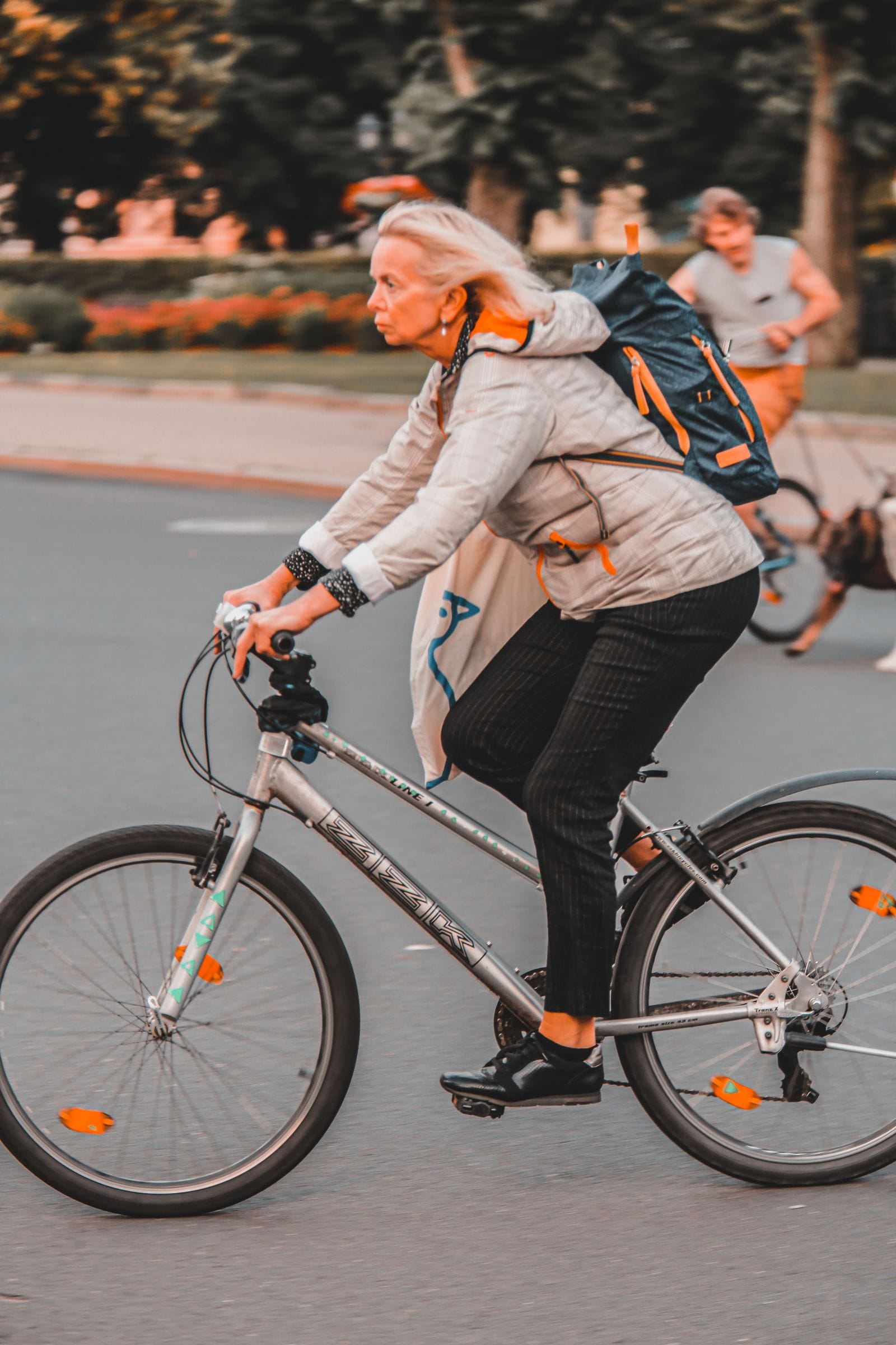 Oudere vrouw fietst door de stad